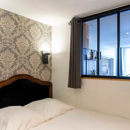 Le Charme De La Place Saint-sauveur