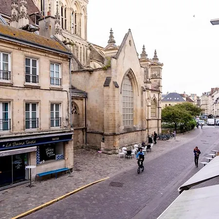 Le Charme De La Place Saint-sauveur Apartment *