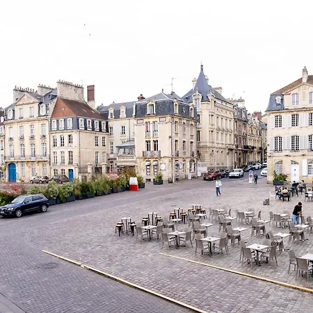 Avec Terrasse - Place Saint-sauveur - *