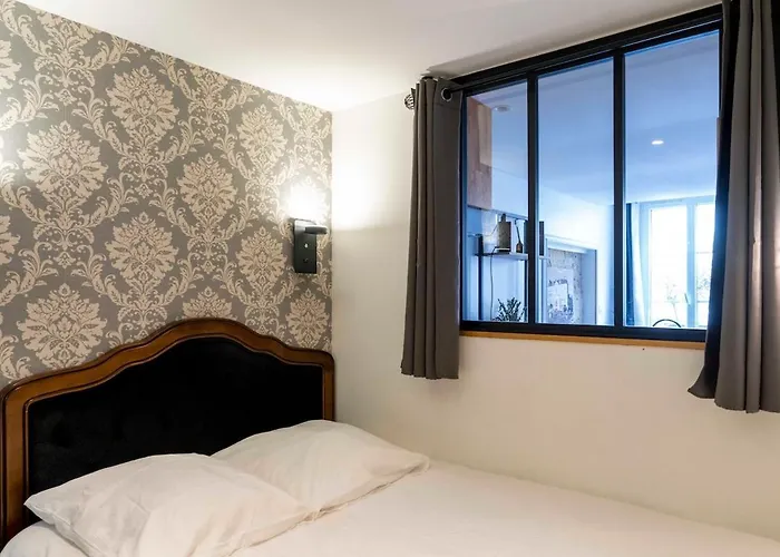 Le Charme De La Place Saint-sauveur