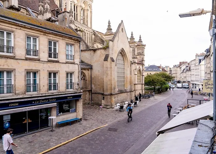 Le Charme De La Place Saint-sauveur Apartment *