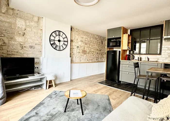 公寓 Le Charme De La Place Saint-sauveur