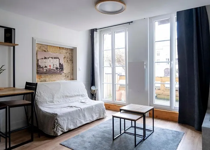 公寓 Le Charme De La Place Saint-sauveur