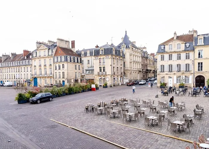 Le Charme De La Place Saint-sauveur *