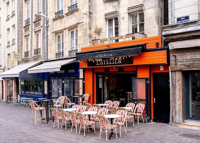 Le Charme De La Place Saint-sauveur